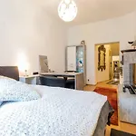Studio-Apartment In The Heart Of Duesseldorf